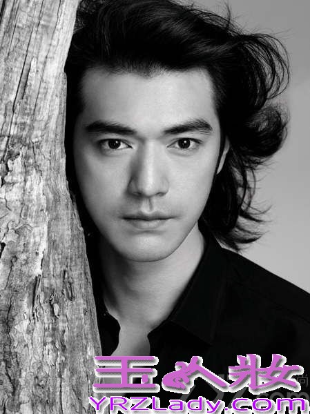 满40岁的金城武神隐许久，日前赴巴黎拍广告，难得有新照，立刻引起热讨。不少网友却认为他“明显变老、双颊松垮”，直呼他为“欧吉桑”。金城武发福令粉丝难以接受，盘点他昔日相见不如怀念的旧照，让你好好怀念。