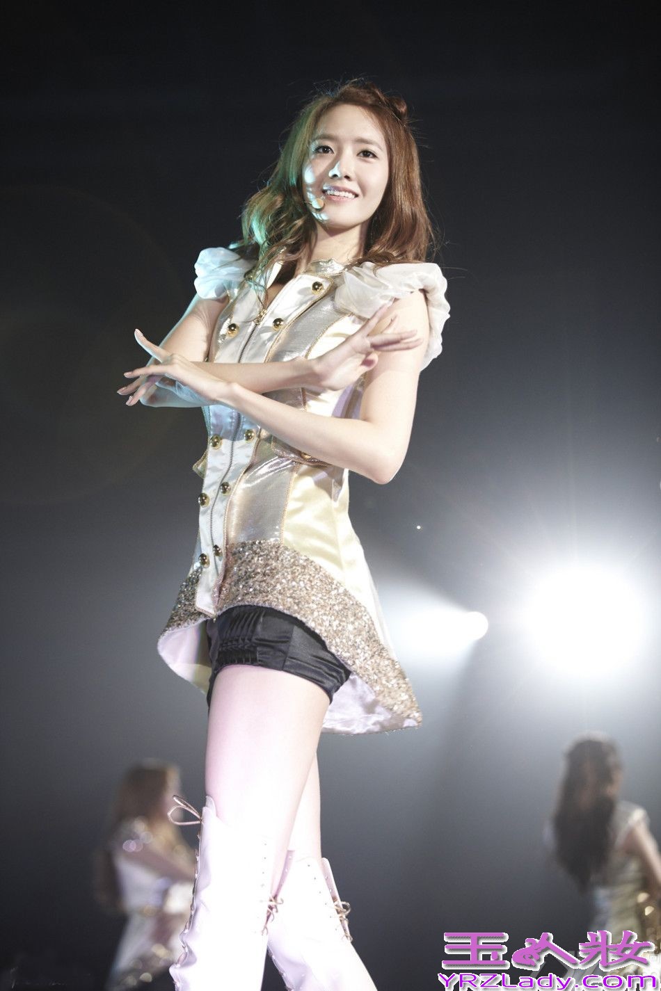 韩国女子天团少女时代演唱会于昨日(6月9日)在首尔举行。现场1万多粉丝拿着粉色荧光棒戴着粉色头箍，打造粉色海洋。成员身穿同色系裙装亮相，HIGH爆现场！