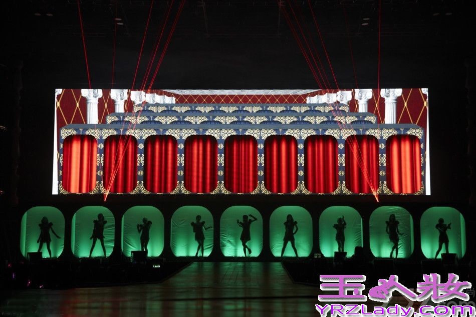 韩国女子天团少女时代演唱会于昨日(6月9日)在首尔举行。现场1万多粉丝拿着粉色荧光棒戴着粉色头箍，打造粉色海洋。成员身穿同色系裙装亮相，HIGH爆现场！