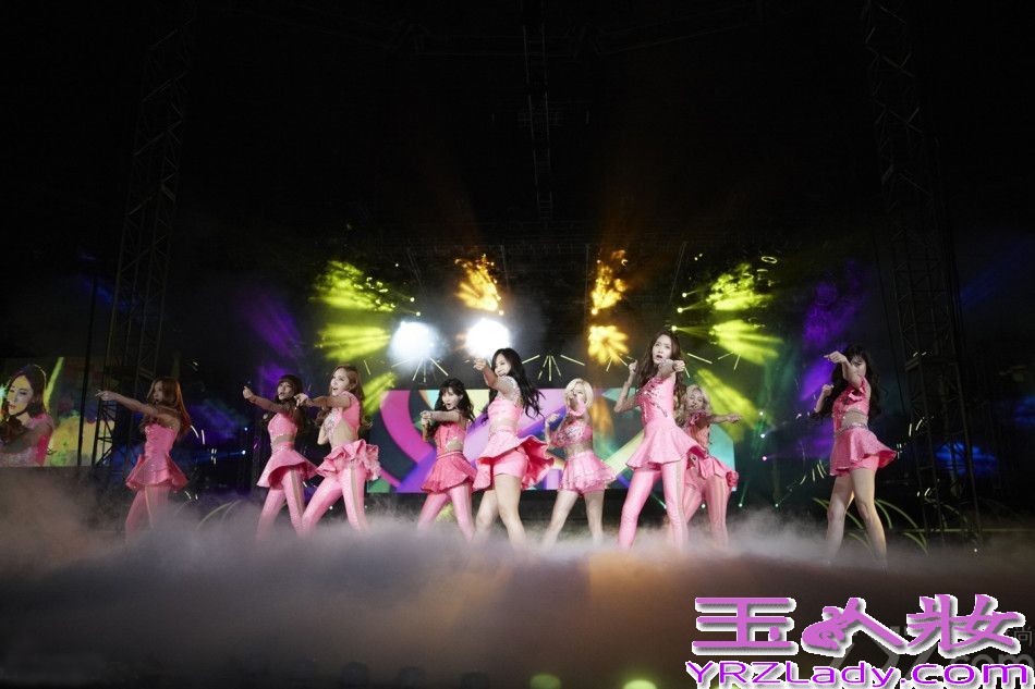 韩国女子天团少女时代演唱会于昨日(6月9日)在首尔举行。现场1万多粉丝拿着粉色荧光棒戴着粉色头箍，打造粉色海洋。成员身穿同色系裙装亮相，HIGH爆现场！