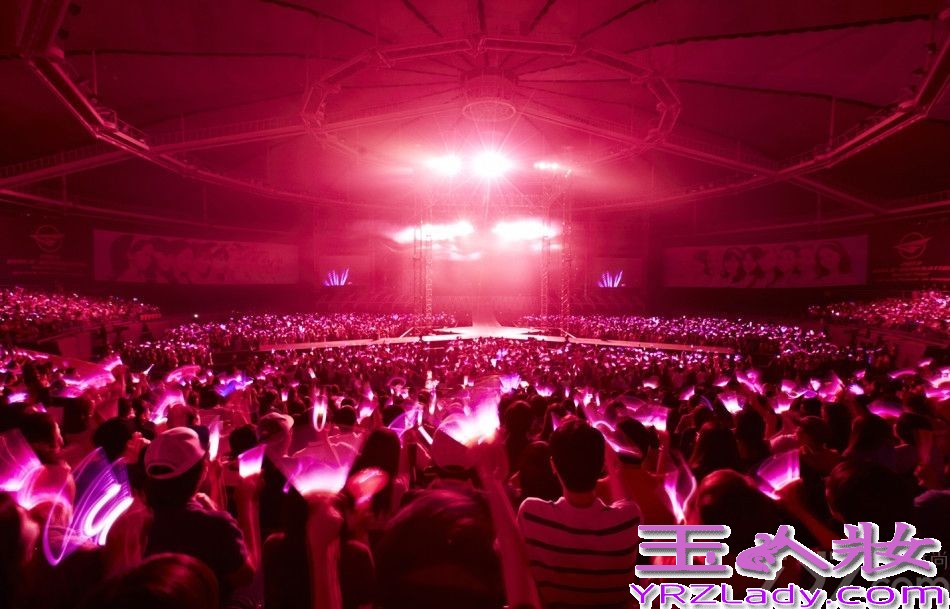 韩国女子天团少女时代演唱会于昨日(6月9日)在首尔举行。现场1万多粉丝拿着粉色荧光棒戴着粉色头箍，打造粉色海洋。成员身穿同色系裙装亮相，HIGH爆现场！