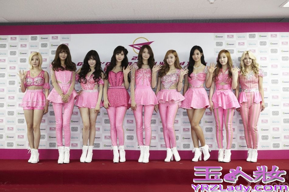 韩国女子天团少女时代演唱会于昨日(6月9日)在首尔举行。现场1万多粉丝拿着粉色荧光棒戴着粉色头箍，打造粉色海洋。成员身穿同色系裙装亮相，HIGH爆现场！