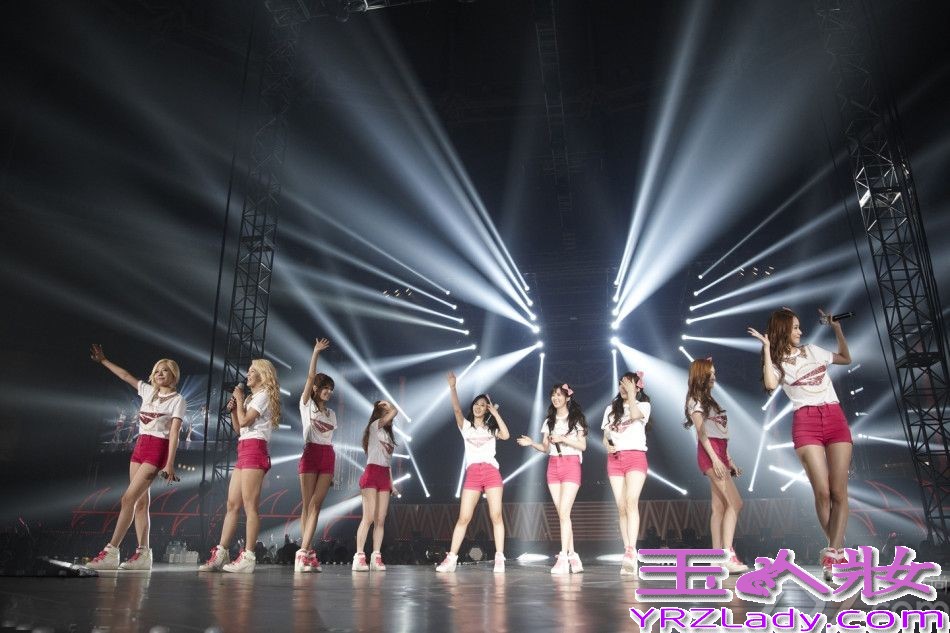 韩国女子天团少女时代演唱会于昨日(6月9日)在首尔举行。现场1万多粉丝拿着粉色荧光棒戴着粉色头箍，打造粉色海洋。成员身穿同色系裙装亮相，HIGH爆现场！