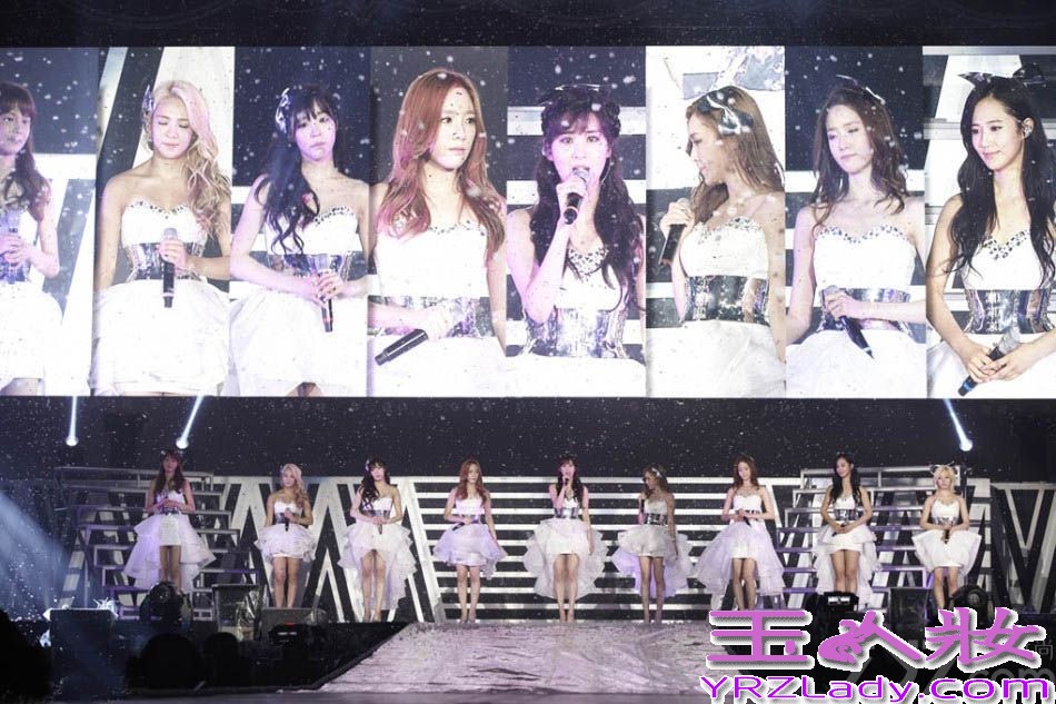 韩国女子天团少女时代演唱会于昨日(6月9日)在首尔举行。现场1万多粉丝拿着粉色荧光棒戴着粉色头箍，打造粉色海洋。成员身穿同色系裙装亮相，HIGH爆现场！