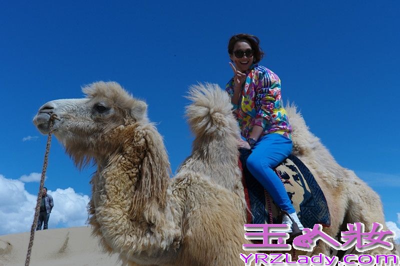 大型旅游节目《说走就走·我们爱旅行》日前走进青藏高原，首次担任该节目“明星导游”朱丹，第一次踏上青海这片高原净土，完全被当地的自然美景和民俗民风所吸引。一路西行震惊于沿途“磕长头”的虔诚力量，日月山下体味唐番和亲的历史记忆，“水井巷”老街品尝风味美食。青海湖沙漠上第一次骑乘骆驼朱丹得意非凡，藏区寄宿小学朱丹送去学习用品收获一张张灿烂笑颜。见惯在舞台上端庄大方的主持人朱丹，不想她率性出征做导游也完全挥洒自如且独具个性，从自己独特旅行思维与态度出发，去体会和发现青藏高原的特殊魅力。此次亲身游历，朱丹也连声赞叹这个离天堂最近的地方实在太美，并感慨“旅行就是感受幸福的存在”。