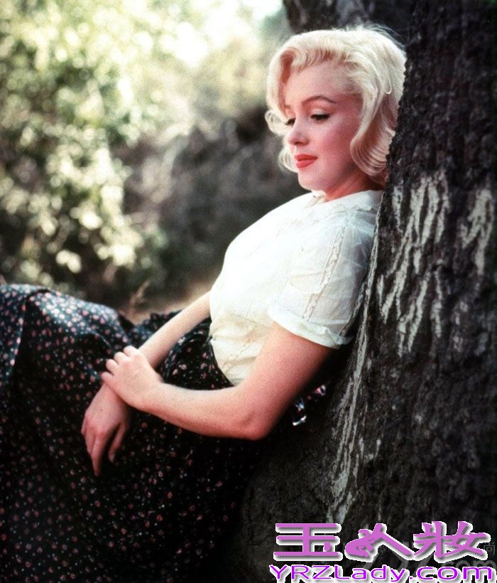 好莱坞永恒的时尚偶像玛丽莲·梦露（Marilyn Monroe）因为无故离世曾让多少人叹息伤心！近日，玛丽莲一组唯美性感生活照曝光，让大家能够重温她的美丽，真是大快人心！该组照片是由米尔顿·格林（Milton Greene）摄于1953年，一起来睹睹梦露的风采。