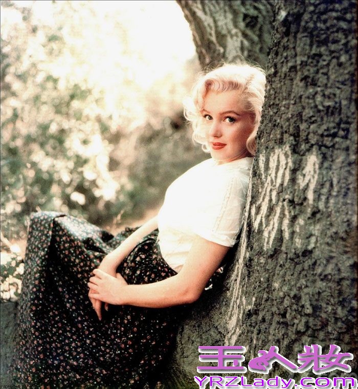 好莱坞永恒的时尚偶像玛丽莲·梦露（Marilyn Monroe）因为无故离世曾让多少人叹息伤心！近日，玛丽莲一组唯美性感生活照曝光，让大家能够重温她的美丽，真是大快人心！该组照片是由米尔顿·格林（Milton Greene）摄于1953年，一起来睹睹梦露的风采。