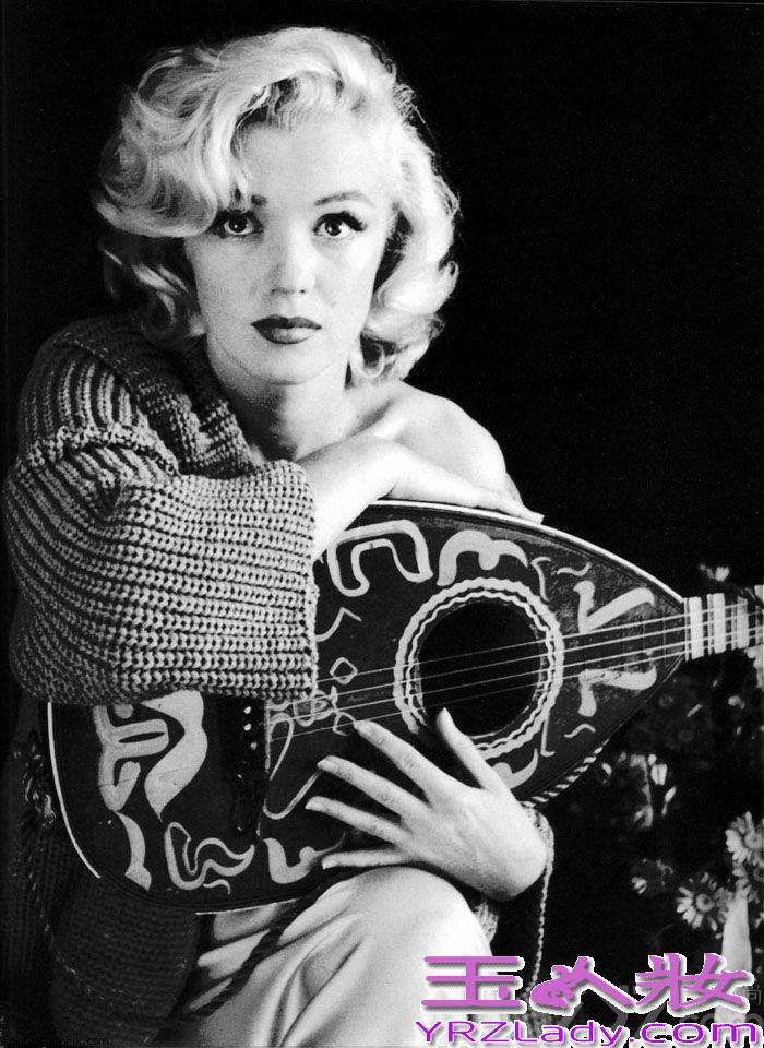 好莱坞永恒的时尚偶像玛丽莲·梦露（Marilyn Monroe）因为无故离世曾让多少人叹息伤心！近日，玛丽莲一组唯美性感生活照曝光，让大家能够重温她的美丽，真是大快人心！该组照片是由米尔顿·格林（Milton Greene）摄于1953年，一起来睹睹梦露的风采。