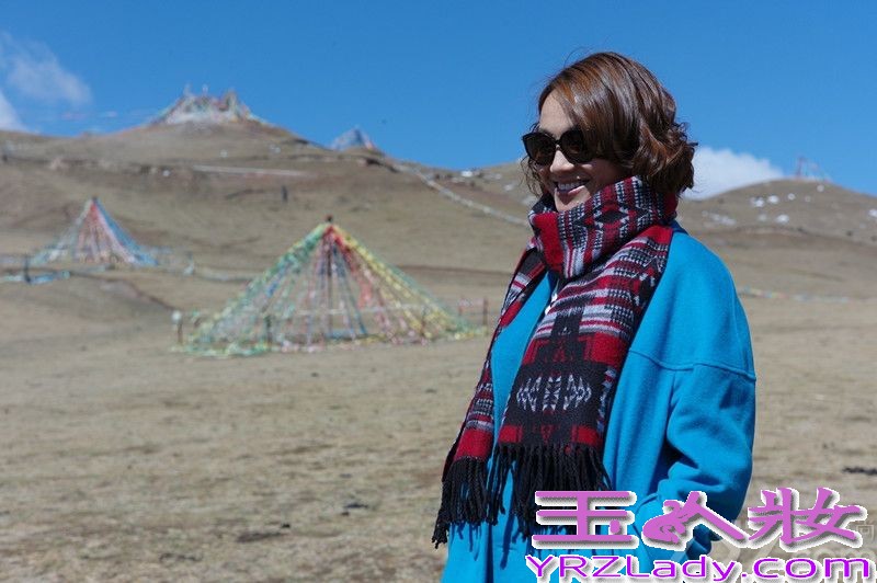 大型旅游节目《说走就走·我们爱旅行》日前走进青藏高原，首次担任该节目“明星导游”朱丹，第一次踏上青海这片高原净土，完全被当地的自然美景和民俗民风所吸引。一路西行震惊于沿途“磕长头”的虔诚力量，日月山下体味唐番和亲的历史记忆，“水井巷”老街品尝风味美食。青海湖沙漠上第一次骑乘骆驼朱丹得意非凡，藏区寄宿小学朱丹送去学习用品收获一张张灿烂笑颜。见惯在舞台上端庄大方的主持人朱丹，不想她率性出征做导游也完全挥洒自如且独具个性，从自己独特旅行思维与态度出发，去体会和发现青藏高原的特殊魅力。此次亲身游历，朱丹也连声赞叹这个离天堂最近的地方实在太美，并感慨“旅行就是感受幸福的存在”。