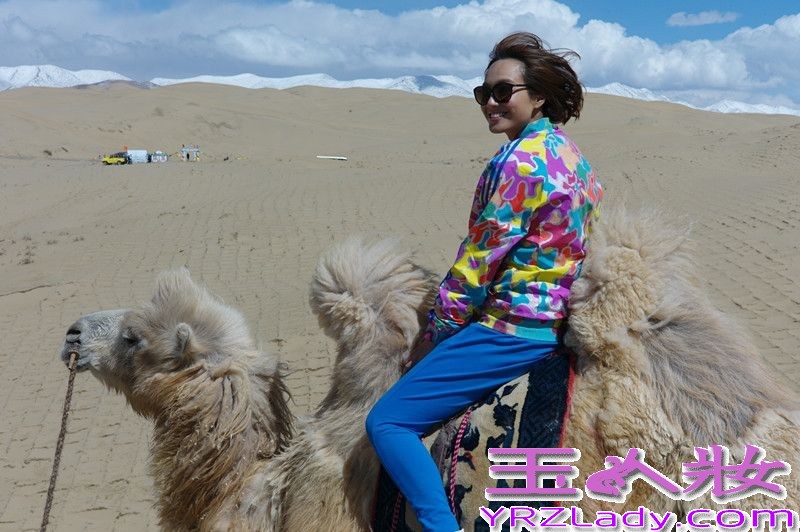 大型旅游节目《说走就走·我们爱旅行》日前走进青藏高原，首次担任该节目“明星导游”朱丹，第一次踏上青海这片高原净土，完全被当地的自然美景和民俗民风所吸引。一路西行震惊于沿途“磕长头”的虔诚力量，日月山下体味唐番和亲的历史记忆，“水井巷”老街品尝风味美食。青海湖沙漠上第一次骑乘骆驼朱丹得意非凡，藏区寄宿小学朱丹送去学习用品收获一张张灿烂笑颜。见惯在舞台上端庄大方的主持人朱丹，不想她率性出征做导游也完全挥洒自如且独具个性，从自己独特旅行思维与态度出发，去体会和发现青藏高原的特殊魅力。此次亲身游历，朱丹也连声赞叹这个离天堂最近的地方实在太美，并感慨“旅行就是感受幸福的存在”。