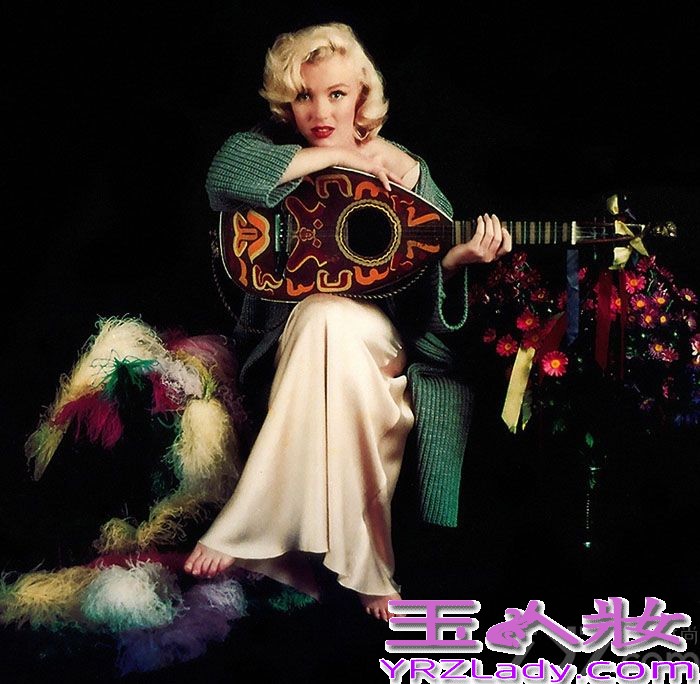 好莱坞永恒的时尚偶像玛丽莲·梦露（Marilyn Monroe）因为无故离世曾让多少人叹息伤心！近日，玛丽莲一组唯美性感生活照曝光，让大家能够重温她的美丽，真是大快人心！该组照片是由米尔顿·格林（Milton Greene）摄于1953年，一起来睹睹梦露的风采。