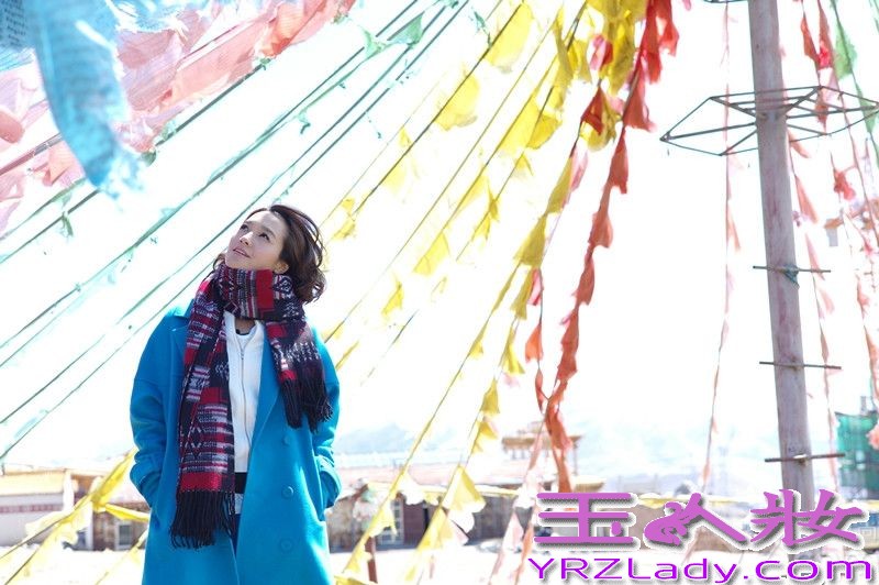 大型旅游节目《说走就走·我们爱旅行》日前走进青藏高原，首次担任该节目“明星导游”朱丹，第一次踏上青海这片高原净土，完全被当地的自然美景和民俗民风所吸引。一路西行震惊于沿途“磕长头”的虔诚力量，日月山下体味唐番和亲的历史记忆，“水井巷”老街品尝风味美食。青海湖沙漠上第一次骑乘骆驼朱丹得意非凡，藏区寄宿小学朱丹送去学习用品收获一张张灿烂笑颜。见惯在舞台上端庄大方的主持人朱丹，不想她率性出征做导游也完全挥洒自如且独具个性，从自己独特旅行思维与态度出发，去体会和发现青藏高原的特殊魅力。此次亲身游历，朱丹也连声赞叹这个离天堂最近的地方实在太美，并感慨“旅行就是感受幸福的存在”。