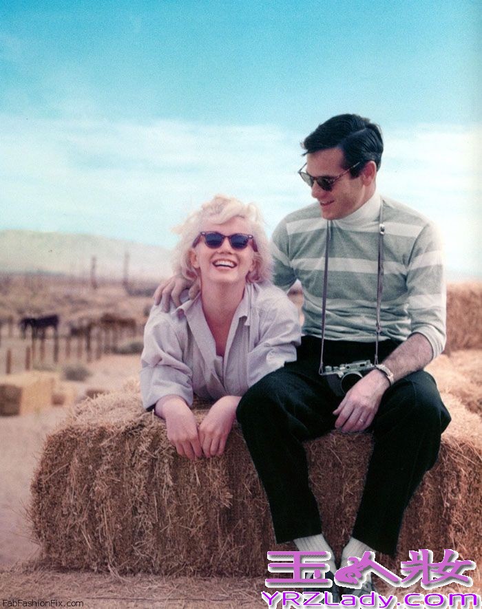 好莱坞永恒的时尚偶像玛丽莲·梦露（Marilyn Monroe）因为无故离世曾让多少人叹息伤心！近日，玛丽莲一组唯美性感生活照曝光，让大家能够重温她的美丽，真是大快人心！该组照片是由米尔顿·格林（Milton Greene）摄于1953年，一起来睹睹梦露的风采。