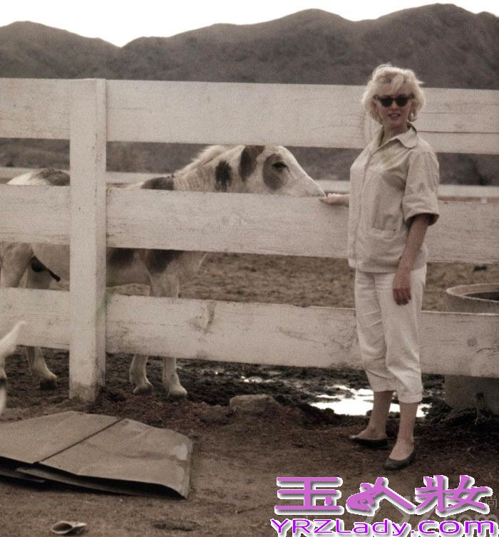 好莱坞永恒的时尚偶像玛丽莲·梦露（Marilyn Monroe）因为无故离世曾让多少人叹息伤心！近日，玛丽莲一组唯美性感生活照曝光，让大家能够重温她的美丽，真是大快人心！该组照片是由米尔顿·格林（Milton Greene）摄于1953年，一起来睹睹梦露的风采。