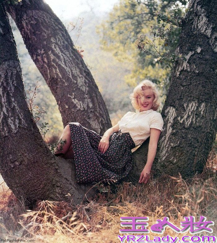 好莱坞永恒的时尚偶像玛丽莲·梦露（Marilyn Monroe）因为无故离世曾让多少人叹息伤心！近日，玛丽莲一组唯美性感生活照曝光，让大家能够重温她的美丽，真是大快人心！该组照片是由米尔顿·格林（Milton Greene）摄于1953年，一起来睹睹梦露的风采。