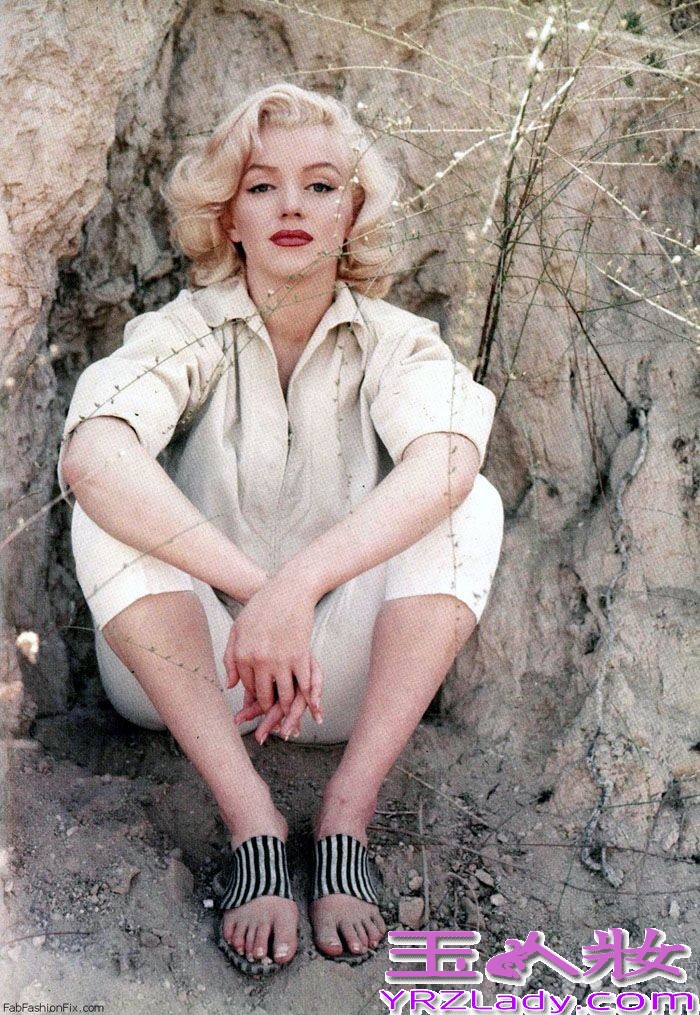 好莱坞永恒的时尚偶像玛丽莲·梦露（Marilyn Monroe）因为无故离世曾让多少人叹息伤心！近日，玛丽莲一组唯美性感生活照曝光，让大家能够重温她的美丽，真是大快人心！该组照片是由米尔顿·格林（Milton Greene）摄于1953年，一起来睹睹梦露的风采。