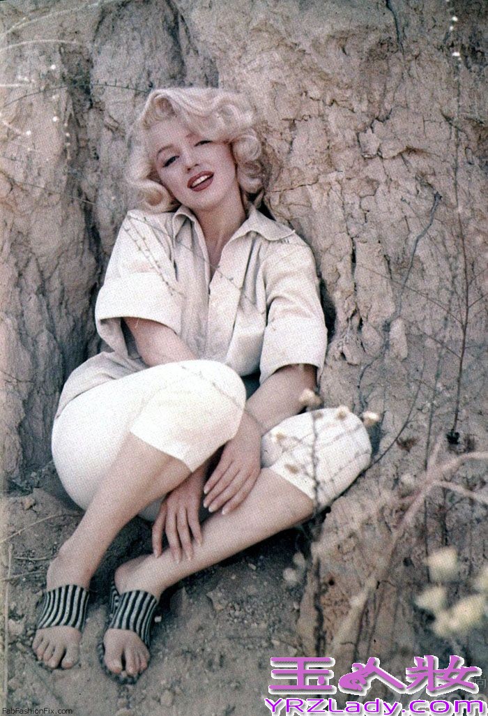 好莱坞永恒的时尚偶像玛丽莲·梦露（Marilyn Monroe）因为无故离世曾让多少人叹息伤心！近日，玛丽莲一组唯美性感生活照曝光，让大家能够重温她的美丽，真是大快人心！该组照片是由米尔顿·格林（Milton Greene）摄于1953年，一起来睹睹梦露的风采。