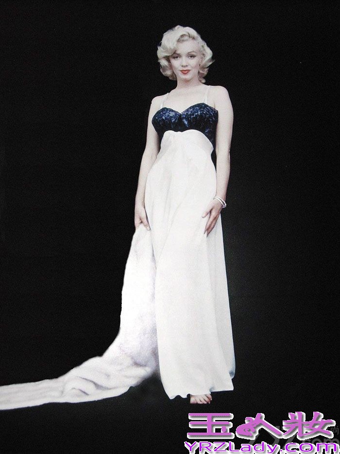 好莱坞永恒的时尚偶像玛丽莲·梦露（Marilyn Monroe）因为无故离世曾让多少人叹息伤心！近日，玛丽莲一组唯美性感生活照曝光，让大家能够重温她的美丽，真是大快人心！该组照片是由米尔顿·格林（Milton Greene）摄于1953年，一起来睹睹梦露的风采。