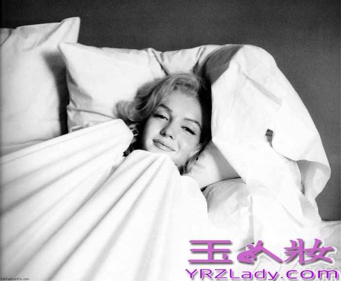 好莱坞永恒的时尚偶像玛丽莲·梦露（Marilyn Monroe）因为无故离世曾让多少人叹息伤心！近日，玛丽莲一组唯美性感生活照曝光，让大家能够重温她的美丽，真是大快人心！该组照片是由米尔顿·格林（Milton Greene）摄于1953年，一起来睹睹梦露的风采。