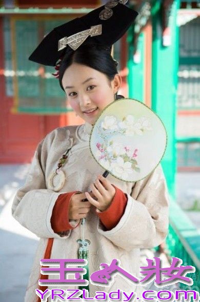 《宫锁沉香》，又名电影版《宫》，是金牌编剧于正继《宫锁心玉》《宫锁珠帘》《宫锁连城》后的又一“宫”系列影视。讲述了清朝康熙年间，兆佳·沉香入宫遇见了同龄宫女琉璃，两人结为好友。琉璃一心想出人头地，企图邂逅阿哥变凤凰，不惜背叛陷害沉香，后与九阿哥产生一段情缘，而沉香则偶然与十三阿哥相爱，经过曲折坎坷，二人终于归隐远去，相爱厮守。