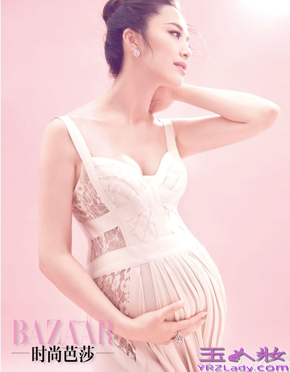 辣妈姚晨《时尚芭莎》时尚大片曝光，怀孕后首登杂志封面的大展“孕”味，时尚性感又显初为人母的幸福，姚晨在片中身穿各种时尚孕妇装，并配合轻抚腹中宝贝的动作，幸福满溢的表情感染力十足，让人都觉得看呆了。孕味十足的她给人别样的美感。
