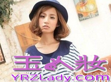 辣妈姚晨《时尚芭莎》时尚大片曝光，怀孕后首登杂志封面的大展“孕”味，时尚性感又显初为人母的幸福，姚晨在片中身穿各种时尚孕妇装，并配合轻抚腹中宝贝的动作，幸福满溢的表情感染力十足，让人都觉得看呆了。孕味十足的她给人别样的美感。
