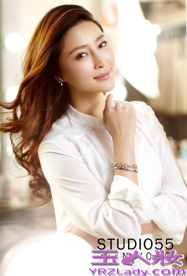 甘婷婷，一个被“潘金莲”拖累了大半辈子的女明星，近日终于卸下防备，甘婷婷最新清纯写真图片曝光，往日春光乍泄都已成浮云。