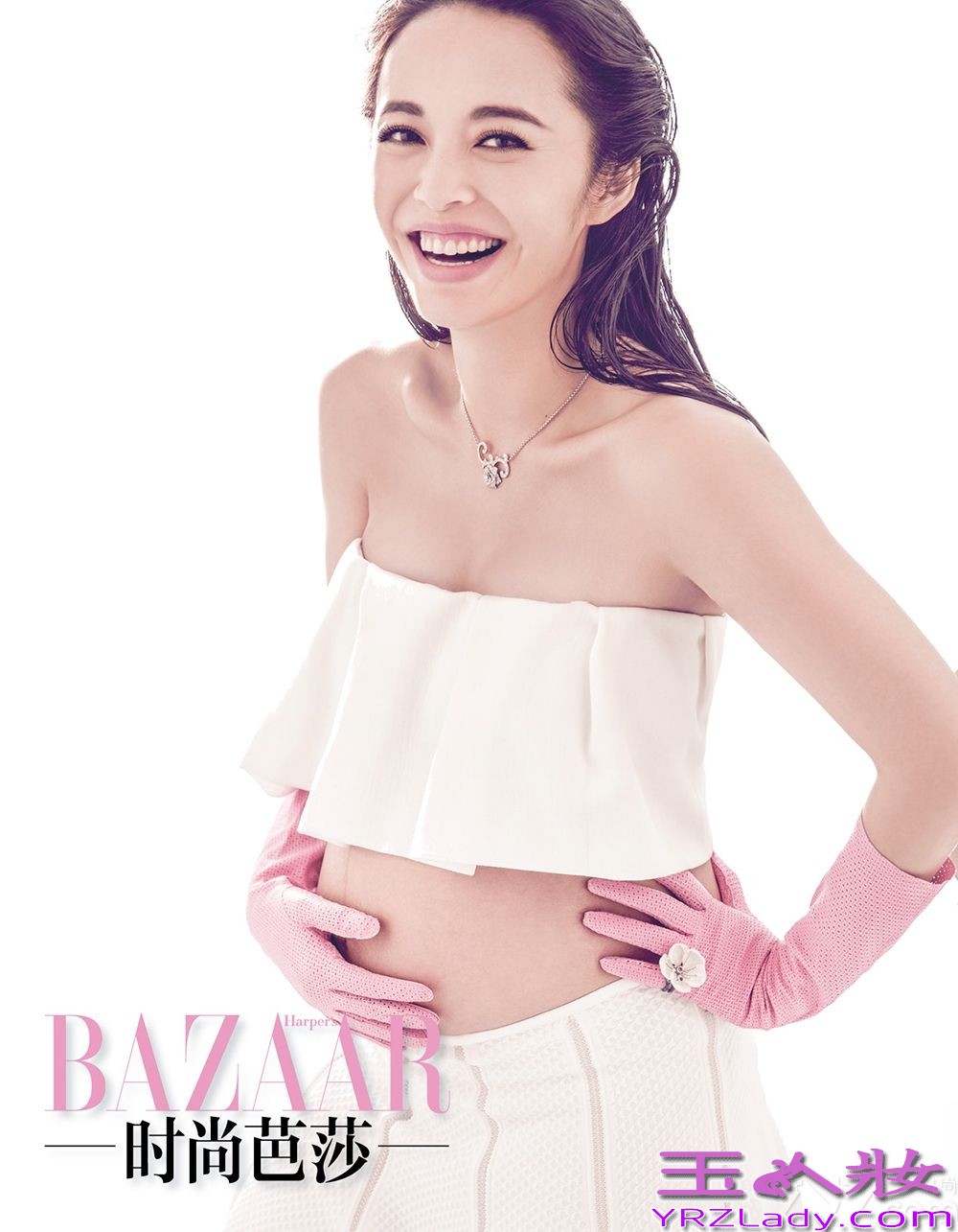 辣妈姚晨《时尚芭莎》时尚大片曝光，怀孕后首登杂志封面的大展“孕”味，时尚性感又显初为人母的幸福，姚晨在片中身穿各种时尚孕妇装，并配合轻抚腹中宝贝的动作，幸福满溢的表情感染力十足，让人都觉得看呆了。孕味十足的她给人别样的美感。
