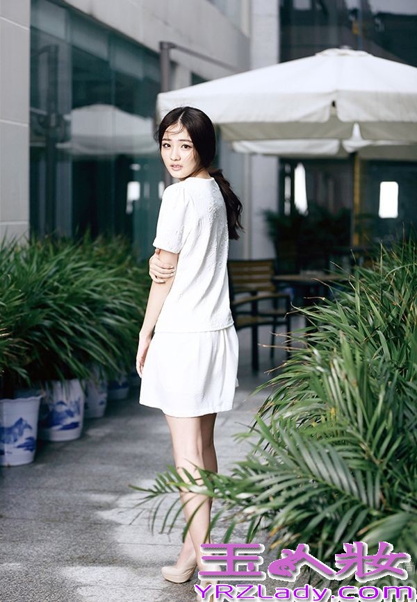 徐璐，中国大陆女演员，1994年12月28日出生于内蒙古呼和浩特市。毕业于中国人民解放军艺术学院。2010年在《新红楼梦》中饰演薛宝琴，这部戏为当时还在解放军艺术学院学习舞蹈的徐璐开启了一扇表演世界的大门。2012年在《甄嬛传》中饰演甄嬛妹妹“甄玉娆”广受好评。之后参演影视剧有《像火花像蝴蝶》、《摩登女婿》、《战国小兵》、《爱在春天》 等多部电视剧。由其主演电视剧《爱在春天》将于2013年5月湖南金鹰独播剧场播出。