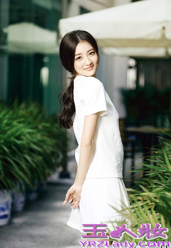 徐璐，中国大陆女演员，1994年12月28日出生于内蒙古呼和浩特市。毕业于中国人民解放军艺术学院。2010年在《新红楼梦》中饰演薛宝琴，这部戏为当时还在解放军艺术学院学习舞蹈的徐璐开启了一扇表演世界的大门。2012年在《甄嬛传》中饰演甄嬛妹妹“甄玉娆”广受好评。之后参演影视剧有《像火花像蝴蝶》、《摩登女婿》、《战国小兵》、《爱在春天》 等多部电视剧。由其主演电视剧《爱在春天》将于2013年5月湖南金鹰独播剧场播出。