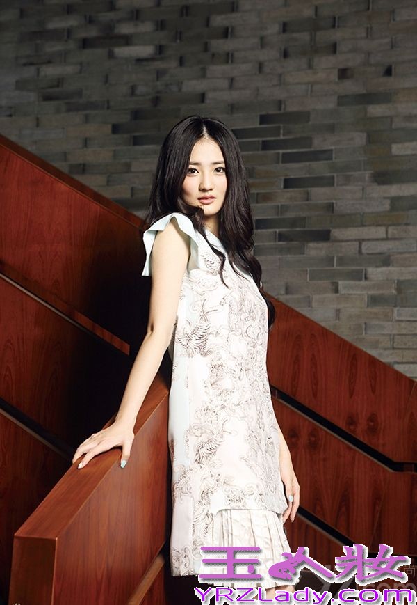 徐璐，中国大陆女演员，1994年12月28日出生于内蒙古呼和浩特市。毕业于中国人民解放军艺术学院。2010年在《新红楼梦》中饰演薛宝琴，这部戏为当时还在解放军艺术学院学习舞蹈的徐璐开启了一扇表演世界的大门。2012年在《甄嬛传》中饰演甄嬛妹妹“甄玉娆”广受好评。之后参演影视剧有《像火花像蝴蝶》、《摩登女婿》、《战国小兵》、《爱在春天》 等多部电视剧。由其主演电视剧《爱在春天》将于2013年5月湖南金鹰独播剧场播出。