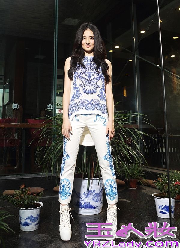 徐璐，中国大陆女演员，1994年12月28日出生于内蒙古呼和浩特市。毕业于中国人民解放军艺术学院。2010年在《新红楼梦》中饰演薛宝琴，这部戏为当时还在解放军艺术学院学习舞蹈的徐璐开启了一扇表演世界的大门。2012年在《甄嬛传》中饰演甄嬛妹妹“甄玉娆”广受好评。之后参演影视剧有《像火花像蝴蝶》、《摩登女婿》、《战国小兵》、《爱在春天》 等多部电视剧。由其主演电视剧《爱在春天》将于2013年5月湖南金鹰独播剧场播出。