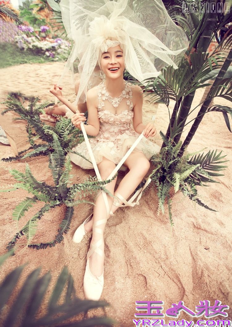 日前，内地演员袁姗姗曝光一组最新写真，照片中袁姗姗变身叛逆娃娃，身穿裸色短裙，性感身材一展无余，与清澈无辜的眼神形成鲜明对比。