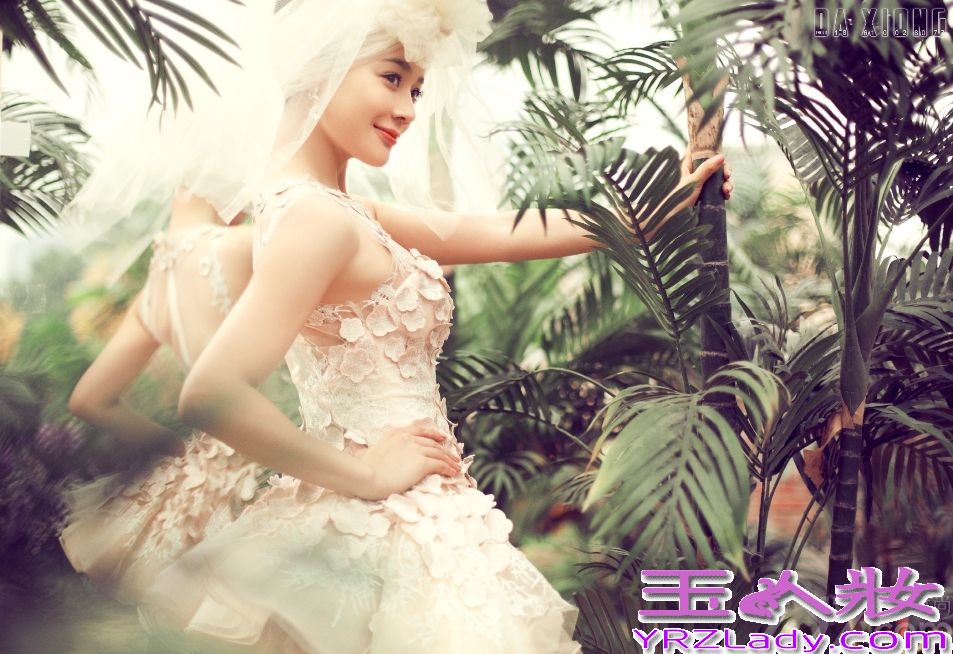 日前，内地演员袁姗姗曝光一组最新写真，照片中袁姗姗变身叛逆娃娃，身穿裸色短裙，性感身材一展无余，与清澈无辜的眼神形成鲜明对比。