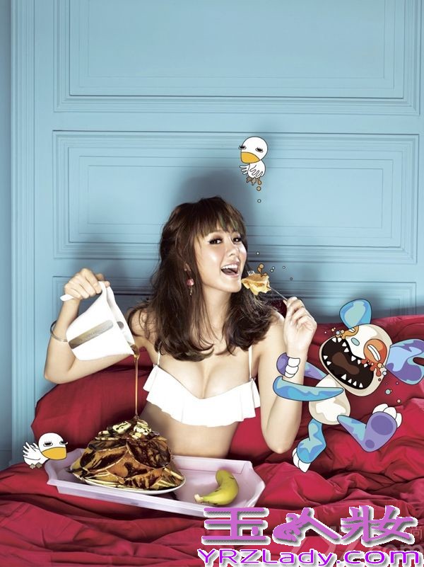 宅男女生安心亚日前为《GQ》拍摄时尚大片，其中多款俏皮的造型难掩宅男女神的诱惑。