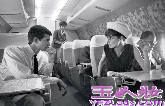 <p>近日，《Vanity Fair》网站日前整理了一组关于奥黛丽赫本的老照片，均来自她在上世纪五六十年代在罗马街头所拍摄，随街拍摄的赫本也有别样魅力。</p>