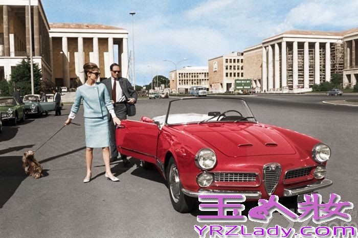 <p>近日，《Vanity Fair》网站日前整理了一组关于奥黛丽赫本的老照片，均来自她在上世纪五六十年代在罗马街头所拍摄，随街拍摄的赫本也有别样魅力。</p>