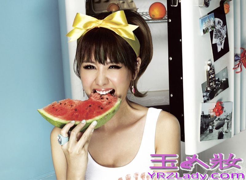 宅男女生安心亚日前为《GQ》拍摄时尚大片，其中多款俏皮的造型难掩宅男女神的诱惑。