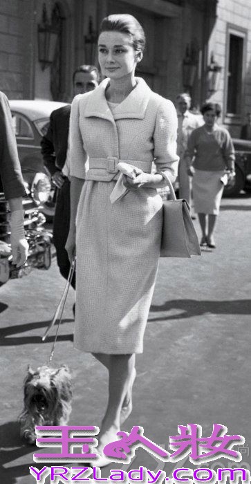 <p>近日，《Vanity Fair》网站日前整理了一组关于奥黛丽赫本的老照片，均来自她在上世纪五六十年代在罗马街头所拍摄，随街拍摄的赫本也有别样魅力。</p>