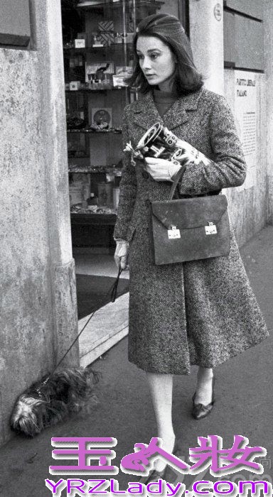 <p>近日，《Vanity Fair》网站日前整理了一组关于奥黛丽赫本的老照片，均来自她在上世纪五六十年代在罗马街头所拍摄，随街拍摄的赫本也有别样魅力。</p>