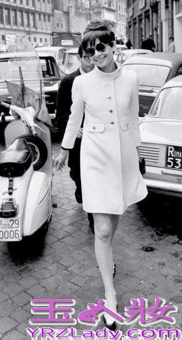 <p>近日，《Vanity Fair》网站日前整理了一组关于奥黛丽赫本的老照片，均来自她在上世纪五六十年代在罗马街头所拍摄，随街拍摄的赫本也有别样魅力。</p>