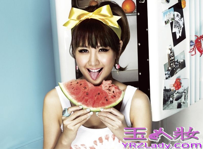 宅男女生安心亚日前为《GQ》拍摄时尚大片，其中多款俏皮的造型难掩宅男女神的诱惑。