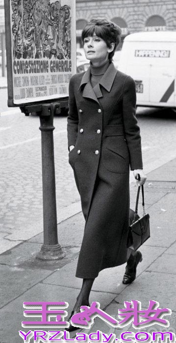 <p>近日，《Vanity Fair》网站日前整理了一组关于奥黛丽赫本的老照片，均来自她在上世纪五六十年代在罗马街头所拍摄，随街拍摄的赫本也有别样魅力。</p>