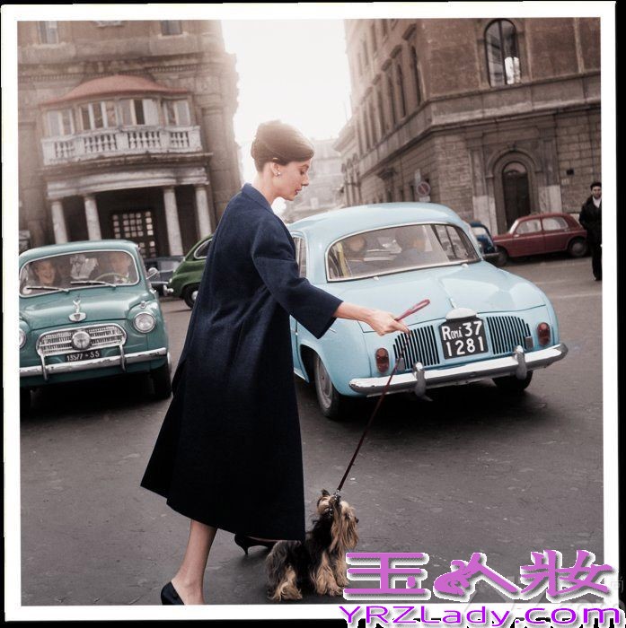 <p>近日，《Vanity Fair》网站日前整理了一组关于奥黛丽赫本的老照片，均来自她在上世纪五六十年代在罗马街头所拍摄，随街拍摄的赫本也有别样魅力。</p>