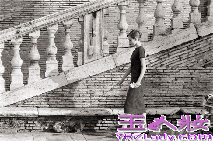 <p>近日，《Vanity Fair》网站日前整理了一组关于奥黛丽赫本的老照片，均来自她在上世纪五六十年代在罗马街头所拍摄，随街拍摄的赫本也有别样魅力。</p>