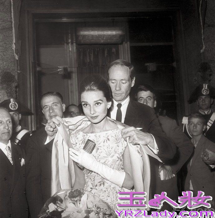 <p>近日，《Vanity Fair》网站日前整理了一组关于奥黛丽赫本的老照片，均来自她在上世纪五六十年代在罗马街头所拍摄，随街拍摄的赫本也有别样魅力。</p>