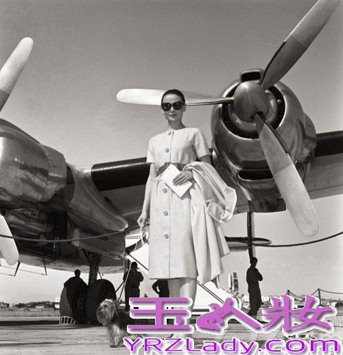 <p>近日，《Vanity Fair》网站日前整理了一组关于奥黛丽赫本的老照片，均来自她在上世纪五六十年代在罗马街头所拍摄，随街拍摄的赫本也有别样魅力。</p>