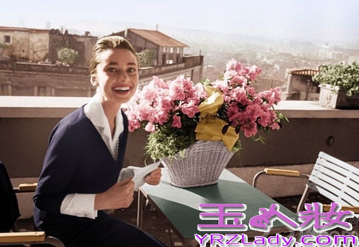 <p>近日，《Vanity Fair》网站日前整理了一组关于奥黛丽赫本的老照片，均来自她在上世纪五六十年代在罗马街头所拍摄，随街拍摄的赫本也有别样魅力。</p>