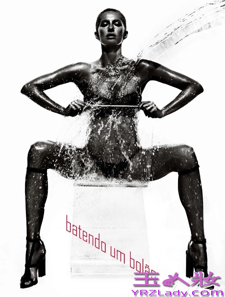 《Vogue》巴西语6月杂志封面近期曝光，来自巴西本土的国际超模吉赛尔·邦辰(Gisele Bundchen)再次成为封面主角，据悉这是吉赛尔第121次上《Vogue》杂志封面，可见这位超模不一般的影响力！本次封面上，吉赛尔全黑泳装和皮靴服半裸出镜，上演湿身诱惑，火辣身姿让人不敢直视，再加上摄影师的黑白处理，更显性感无比。
