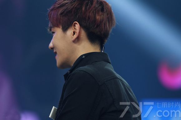 6月4日，出道一年多的韩国偶像团体EXO带着新专辑《XOXO》在长沙录制《快乐大本营》。变身狼族少年的成员们在一起做游戏，频卖萌欢乐多，另悉，原本宣称不要钱、实名制的快本门票，被黄牛炒至4000到12000元不等，甚至有人被假票欺骗，血本无归。